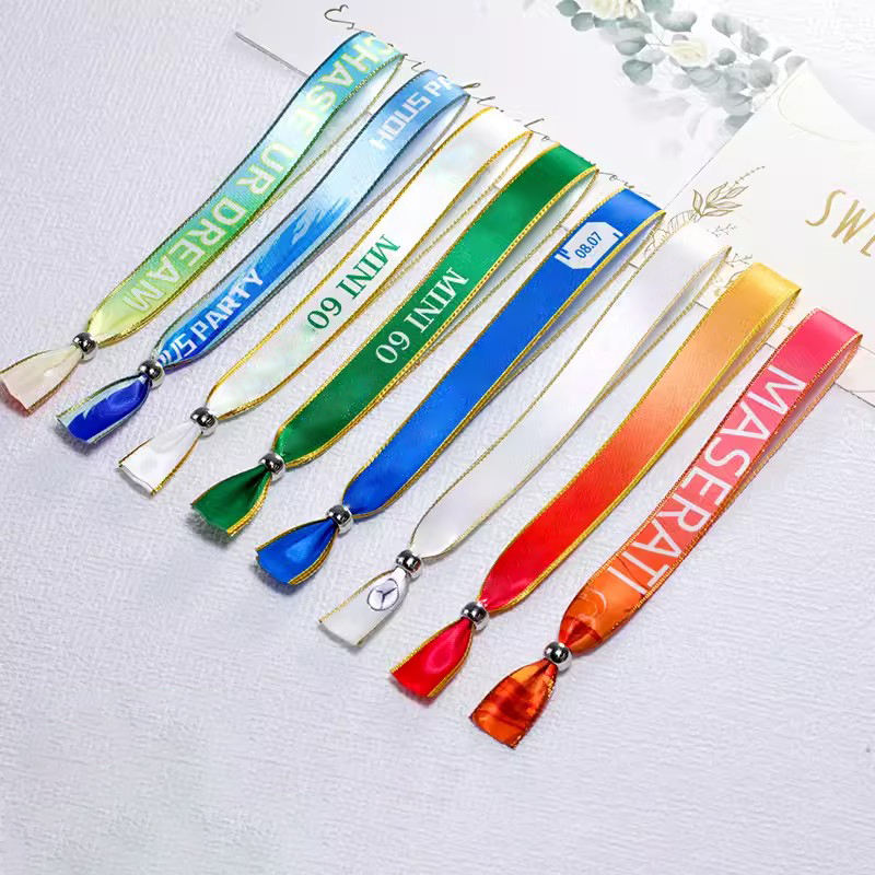 Bracelets Tissés & Brodés – Identification & Style